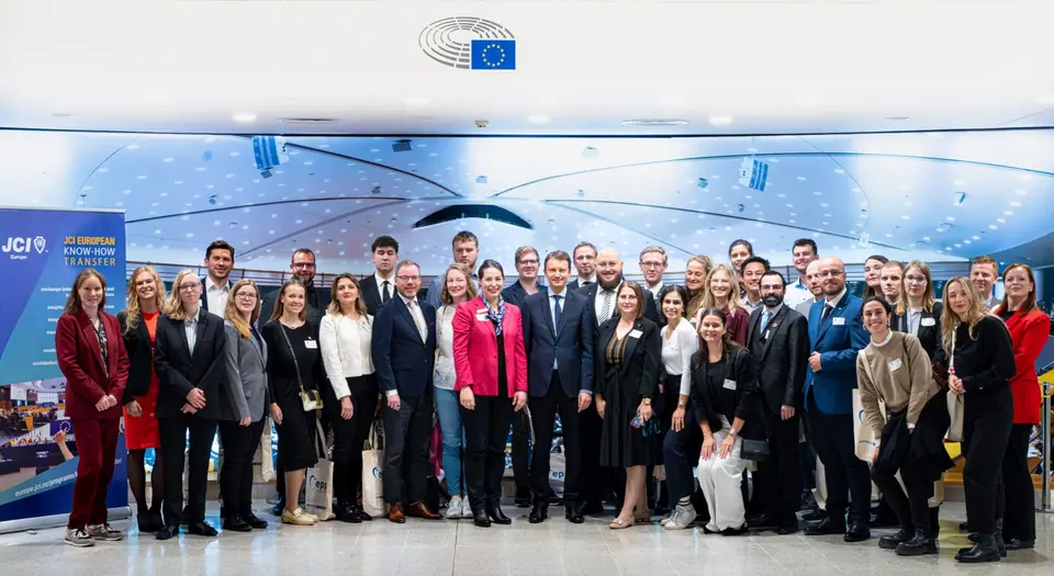 Young leaders of the JCI Know-How Transfer gathered for a group photo in front of the European Parliament